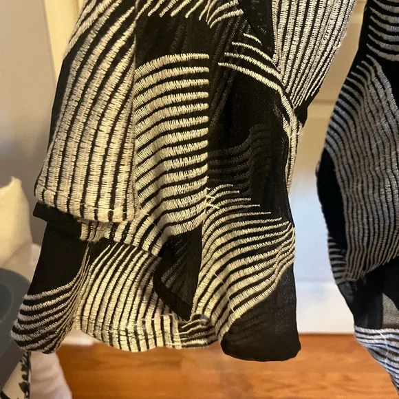 Alfani Monochrome Abstract Blouse - Picture 2 of 8